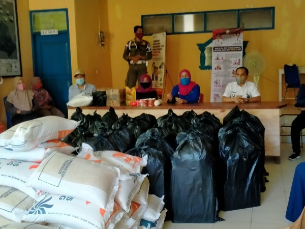 Penyaluran bantuan sembako